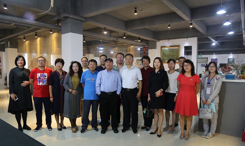 “闲情逸趣，理工巧手”教职工手工作品展
