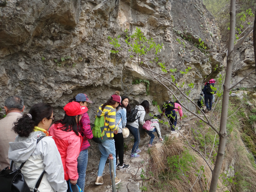 艺术学院工会组织教职工踏青登山