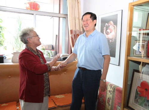 校领导教师节亲切慰问教师代表 校领导教师节亲切慰问教师代表