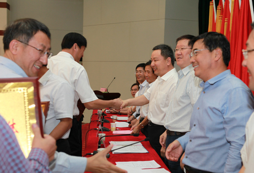 我校举行庆祝教师节暨“三育人”表彰大会 我校举行庆祝教师节暨“三育人”表彰大会