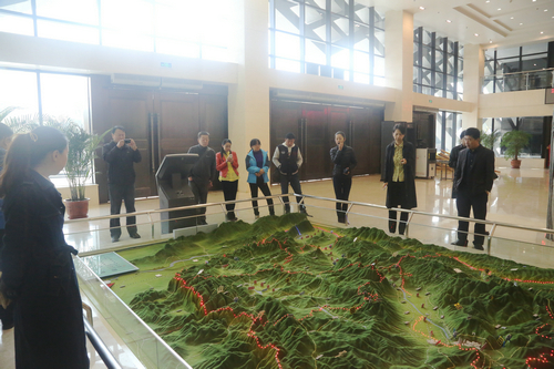 校工会支部到省地质博物馆参观学习