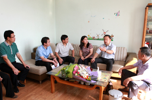 校工会负责人陪同校领导教师节前走访慰问教师代表