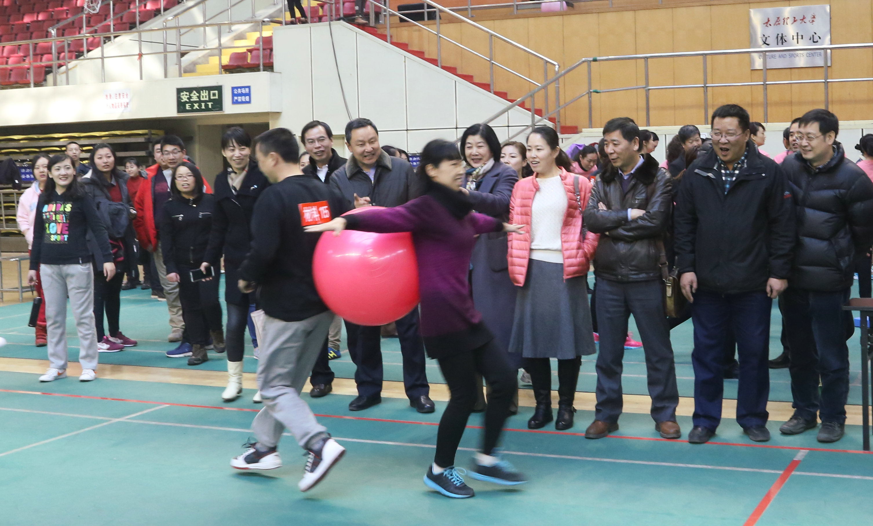 我校举行庆祝“三八”妇女节趣味体育比赛 我校举行庆祝“三八”妇女节趣味体育比赛