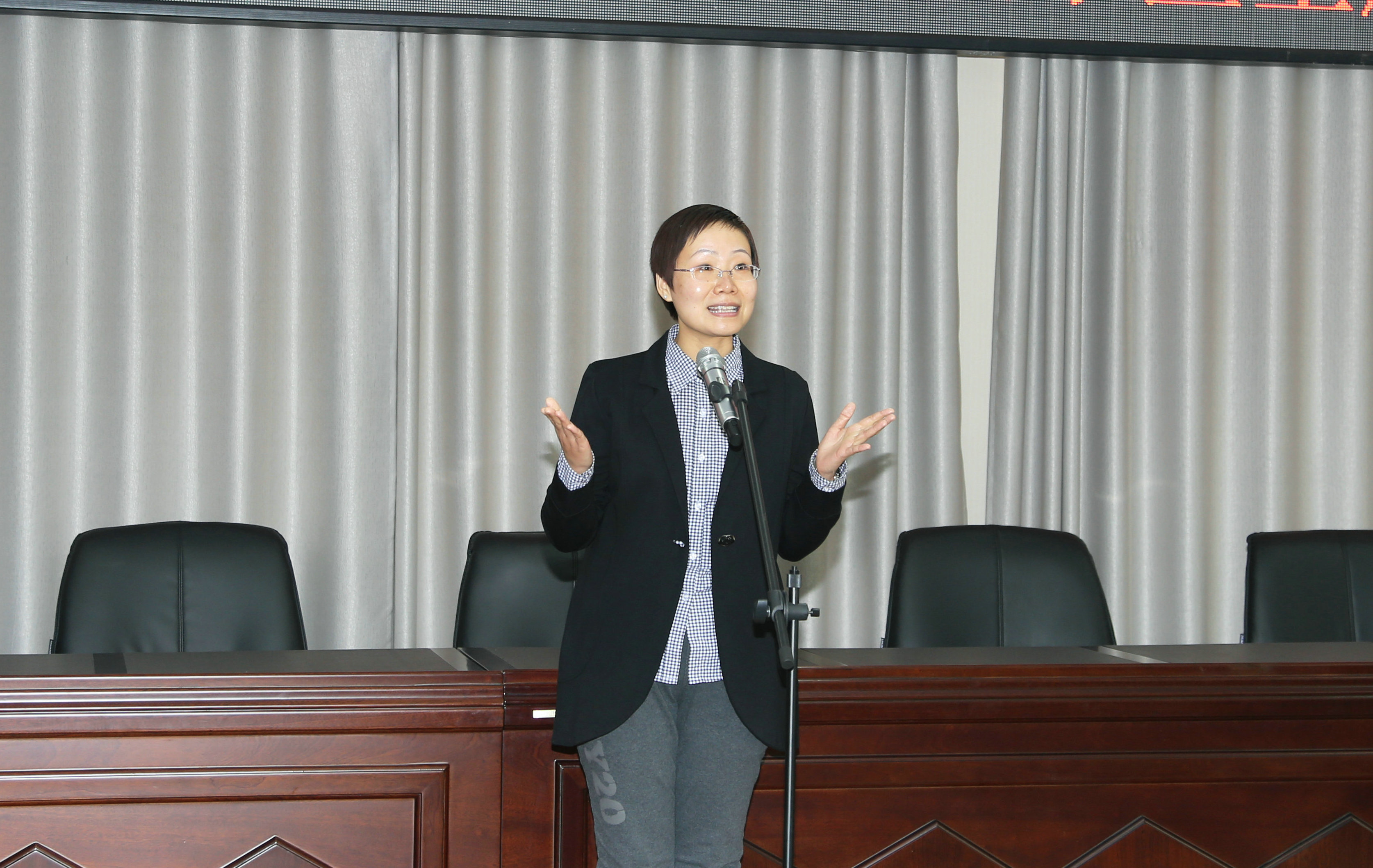 我校举行庆祝“三.八”国际劳动妇女节暨　　　　“巾帼建新功.共筑理工梦”主题演讲比赛
