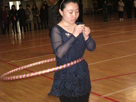 我校举办庆“三八”趣味体育比赛 我校举办庆“三八”趣味体育比赛