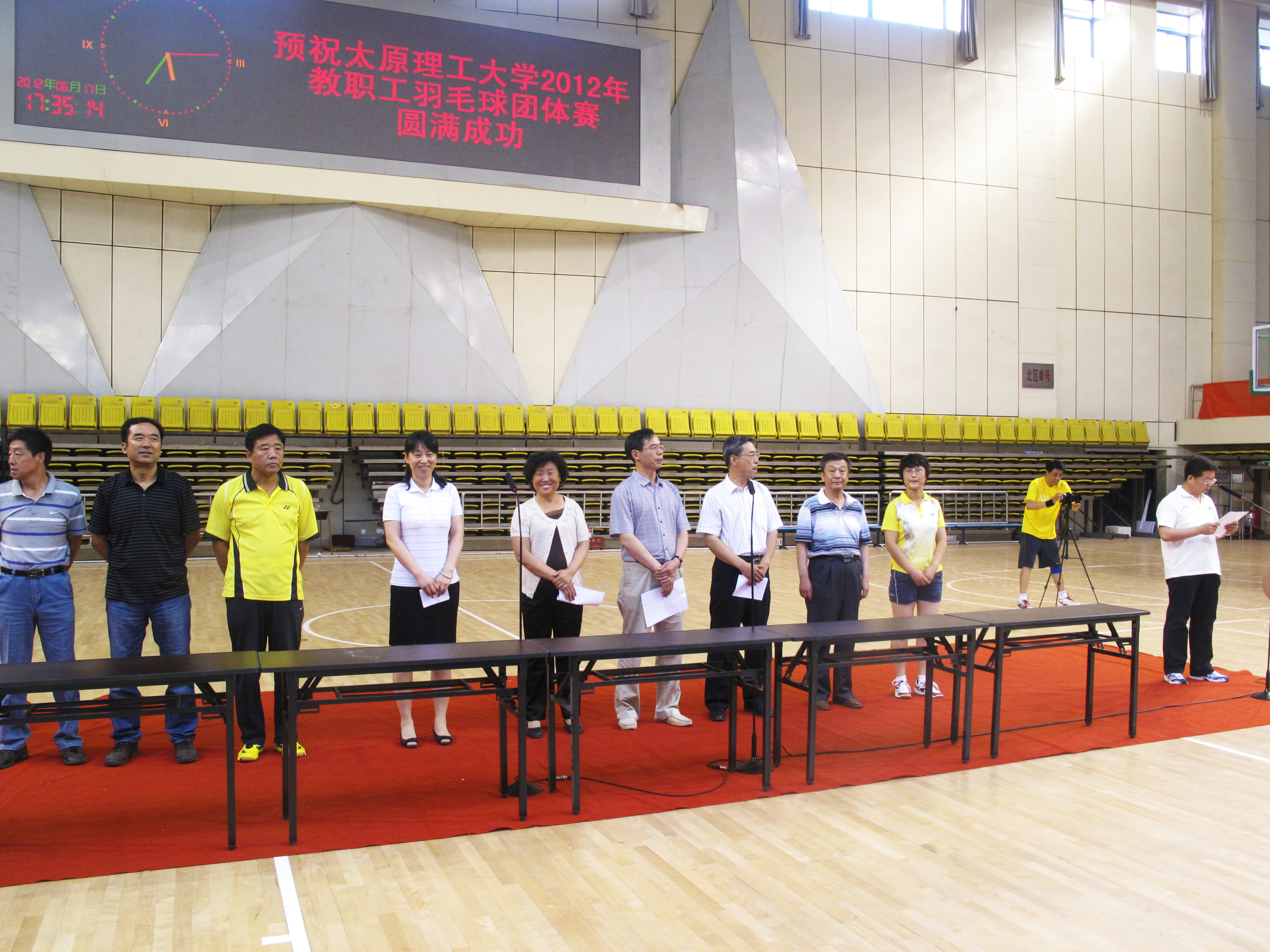 我校2012年教职工羽毛球团体赛圆满落幕 我校2012年教职工羽毛球团体赛圆满落幕