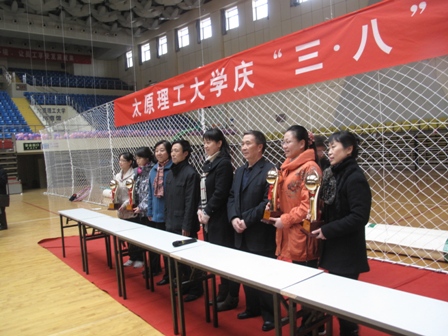 我校举办庆“三八”趣味体育比赛 我校举办庆“三八”趣味体育比赛
