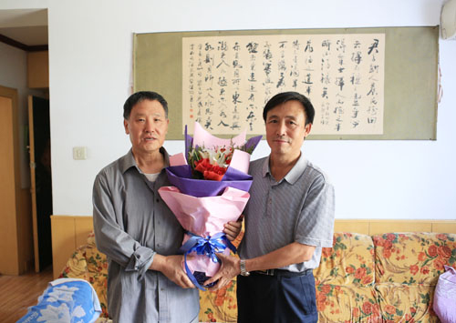 校领导教师节亲切慰问教师代表 校领导教师节亲切慰问教师代表