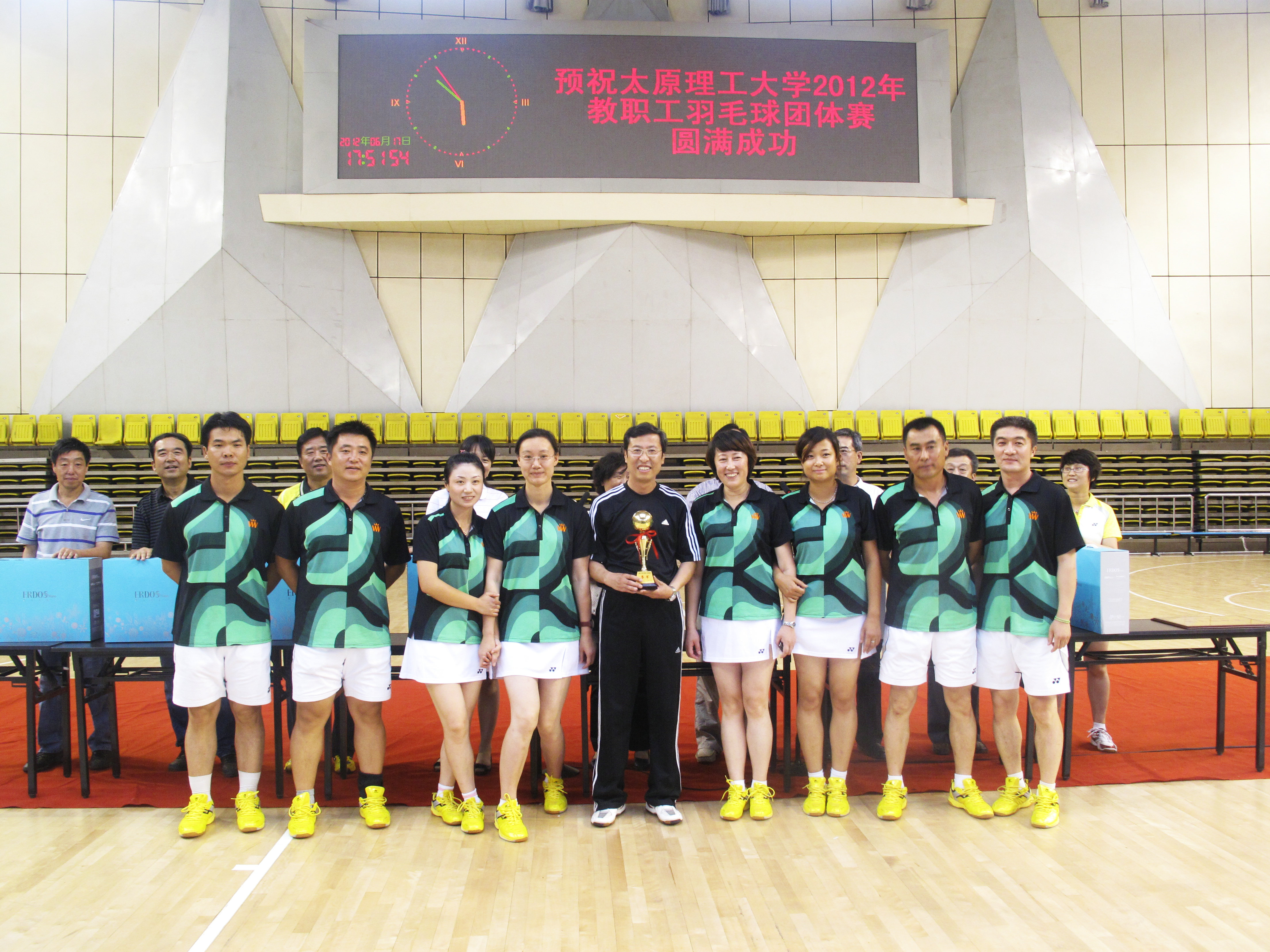 我校2012年教职工羽毛球团体赛圆满落幕 我校2012年教职工羽毛球团体赛圆满落幕