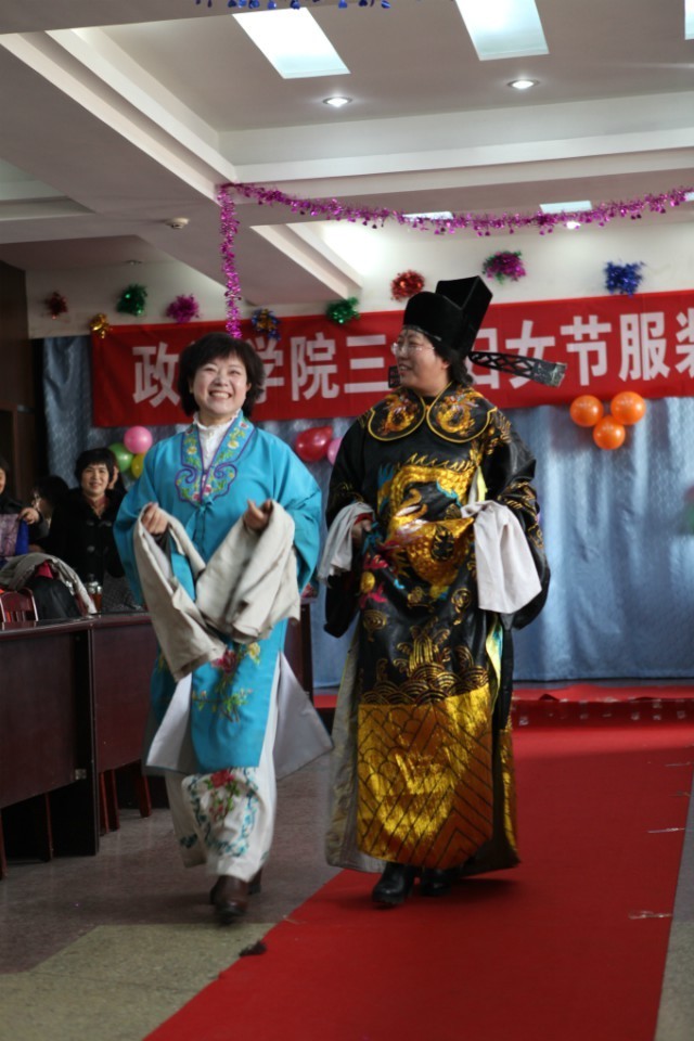 政法学院举办庆祝“三八”妇女节服装模特风采秀大赛 政法学院举办庆祝“三八”妇女节服装模特风采秀大赛