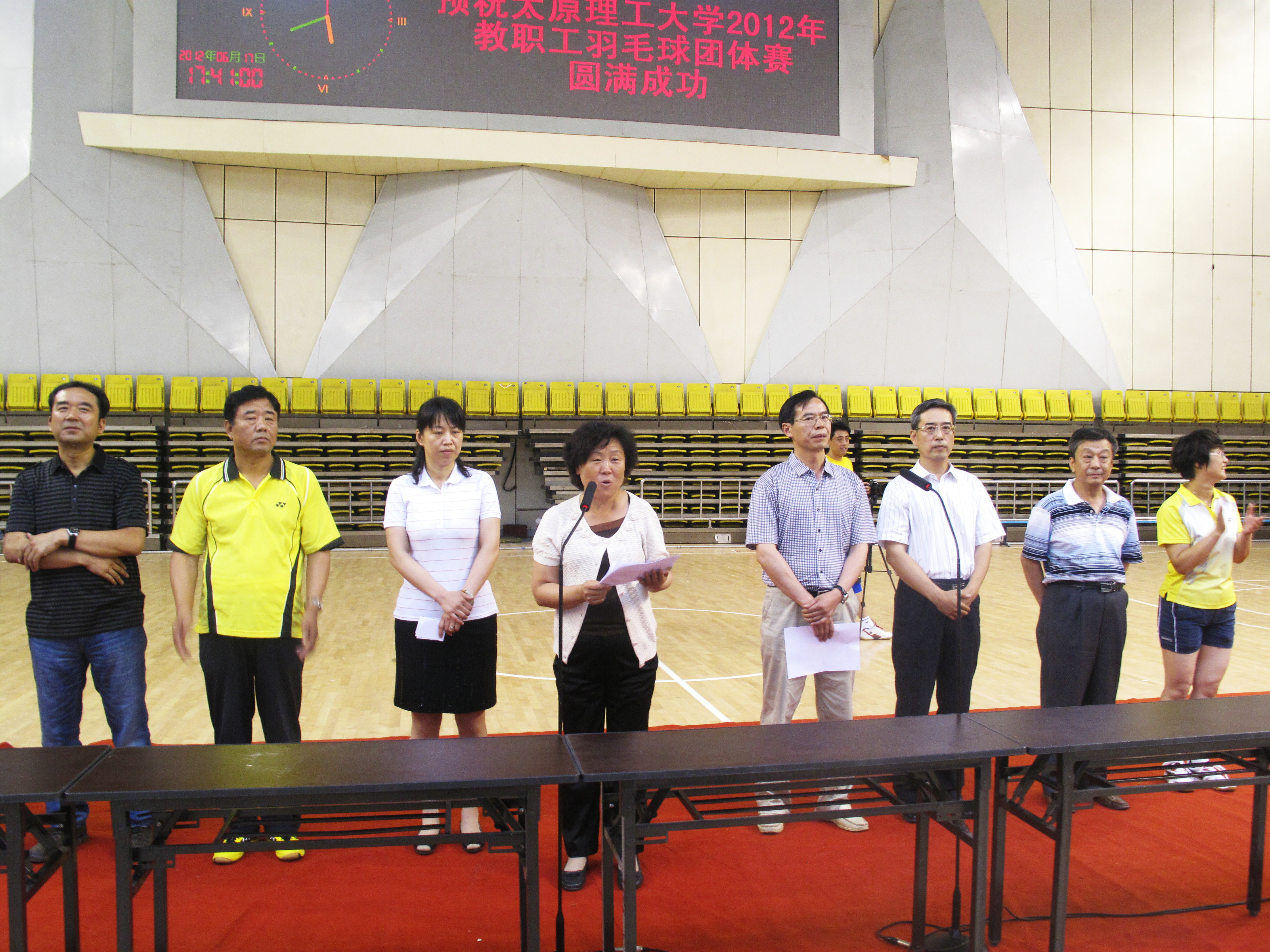 我校2012年教职工羽毛球团体赛圆满落幕 我校2012年教职工羽毛球团体赛圆满落幕
