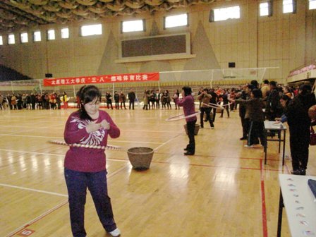 我校举办庆“三八”趣味体育比赛 我校举办庆“三八”趣味体育比赛