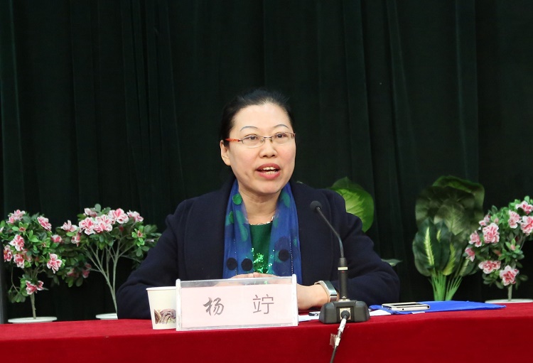 我校举行全国文明家庭代表杨竚先进事迹报告会