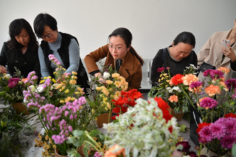 艺术学院举办“魅力女人 与花为舞”庆“三八”插花技艺比赛 艺术学院举办“魅力女人 与花为舞”庆“三八”插花技艺比赛