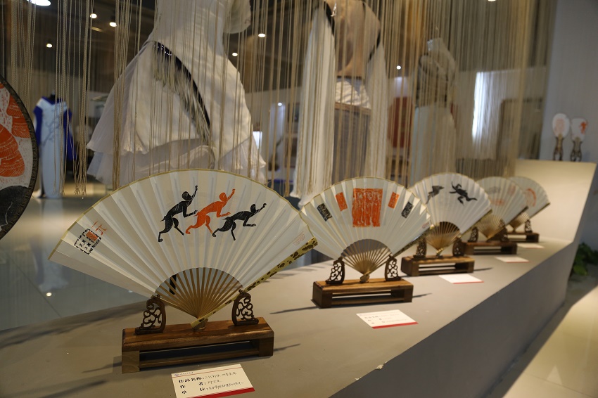 “闲情逸趣，理工巧手”教职工手工作品展