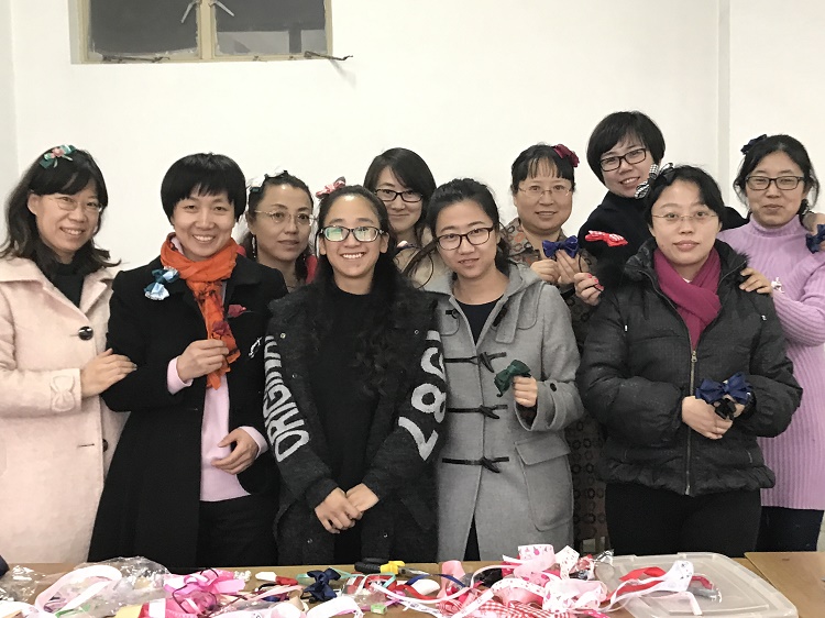 政法学院举办庆“三八”手工发饰制作活动